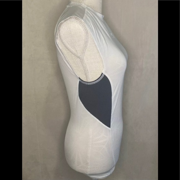 Under Armour Ladies Compression Sleeveless Shirt - Pearl Color - Size S - EUC - Picture 2 of 5